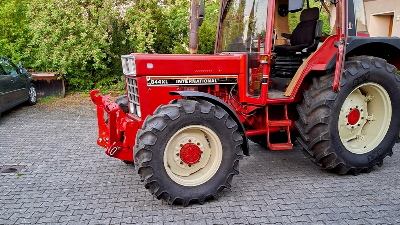 UNIVERSALE FRONTHYDRAULIK CAT. 2 FÜR TRAKTOR 1500 KG - ROT (RAL 3000)