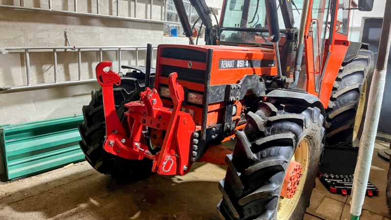 UNIVERSALE FRONTHYDRAULIK CAT. 2 FÜR TRAKTOR 1500 KG - ROT (RAL 3000)